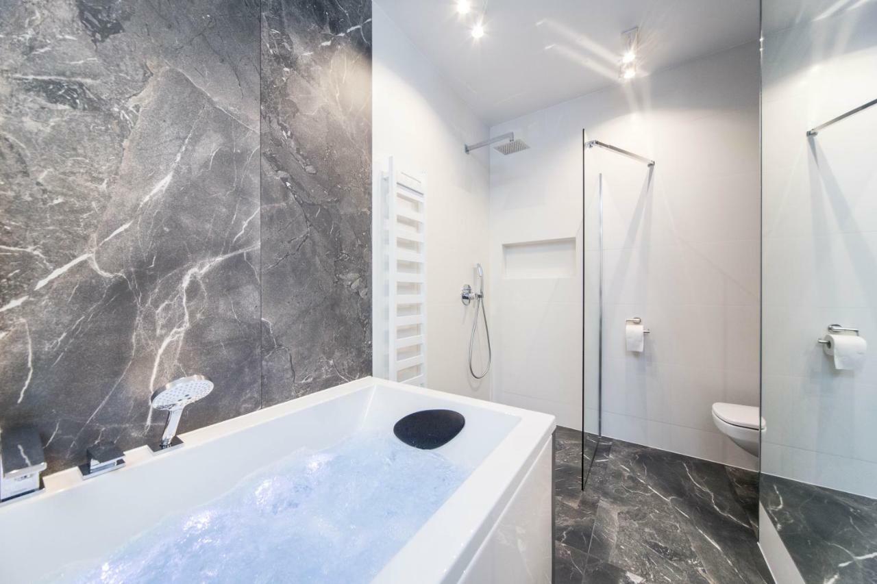 Jacuzzi Apartments كراكوفيا المظهر الخارجي الصورة