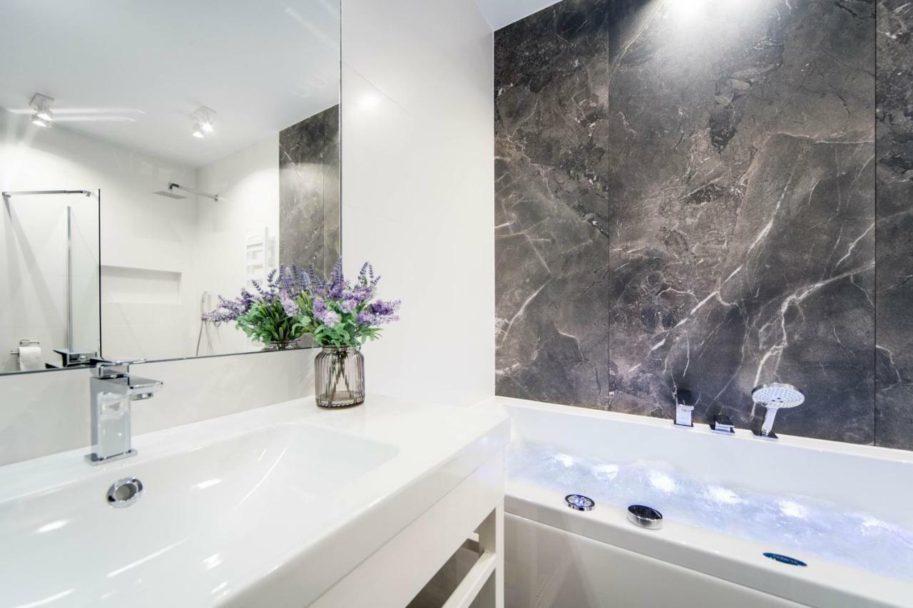 Jacuzzi Apartments كراكوفيا المظهر الخارجي الصورة